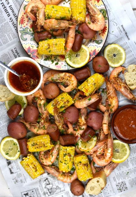 Low Country Boil (Frogmore Stew) - GypsyPlate Frogmore Stew Recipe, Country Boil Recipe, Frogmore Stew, Low Country Boil Recipe, Brunswick Stew, Country Boil, Low Country Boil, Kielbasa Recipes, Cajun Dishes