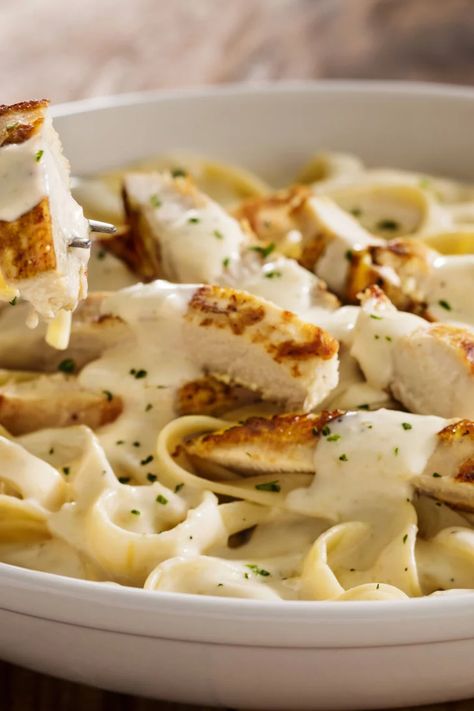 History of Olive Garden's Alfredo Sauce Olive Garden Alfredo Recipe, Olive Garden Chicken Alfredo Recipe, Olive Garden Alfredo Sauce Recipe, Olive Garden Alfredo, Olive Garden Alfredo Sauce, Alfredo Sauce Recipe Easy, Olive Garden Recipes, Dinner Party Dishes, Making Fried Chicken