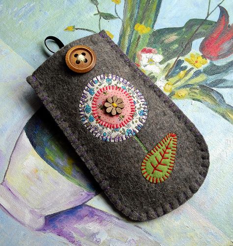 Felt Glasses Case, Felt Phone Cases, Felt Phone, Felt Case, Crochet Phone Cases, Crochet Mobile, Felt Creations, Textiles Projects, Felt Embroidery