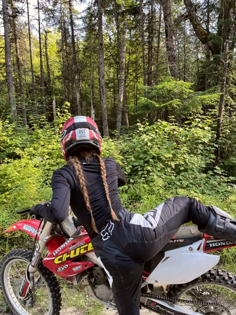 #mudbath #mudgirl #dirtbike #dirtybootsandmessyhair #motocross #motocycle Dirtbike Hairstyles, Motorcross Girl, Dirt Bike Aesthetic, Biking Outfits, No Risk No Fun, Motocross Equipment, Motocross Girls, Dirt Motorcycle, Bike Couple