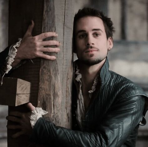 Goodness me, but how gorgeous was a young Joseph Fiennes in Shakespeare in Love (1998)? Shakespeare Portrait, Tom Stoppard, Joseph Fiennes, Ella Enchanted, Shakespeare In Love, Foreign Film, Costume Drama, Gwyneth Paltrow, William Shakespeare