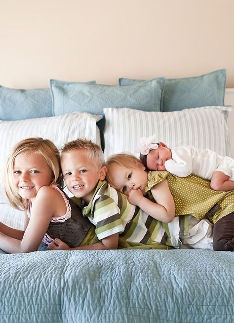 I am going to figure a way to do the stacking thing- I love it! Cousin Photo, Photo Bb, Foto Newborn, Sibling Photography, Sibling Photos, Foto Baby, Foto Tips, Childrens Photography, Newborn Pictures