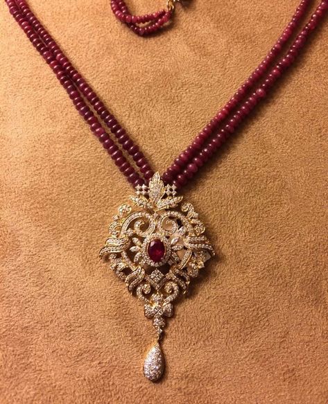 Andhra Wedding, Vanki Ring, Ruby Jewelry Necklaces, Haram Designs, Gold Haram, Ikkat Dresses, Pearl Necklace Designs, Beaded Necklace Designs, Necklace Indian