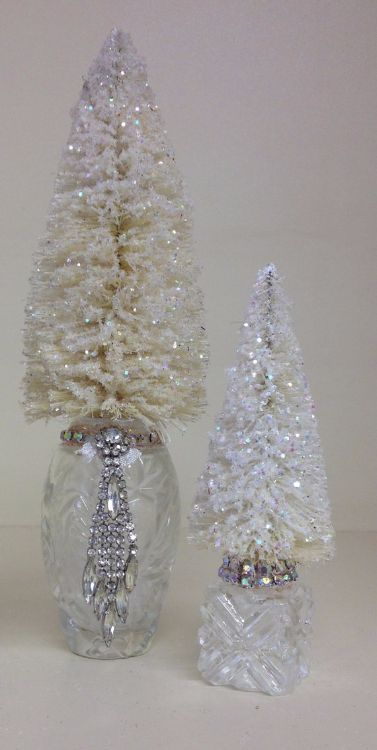 Glass Salt And Pepper Shakers Crafts, Salt Shakers Crafts Ideas, Repurposed Salt And Pepper Shakers, Crafts With Salt And Pepper Shakers, Bottle Brush Tree Crafts, Salt Shaker Crafts, Christmas Mobile, Crafts With Glass Jars, Vintage Christmas Crafts