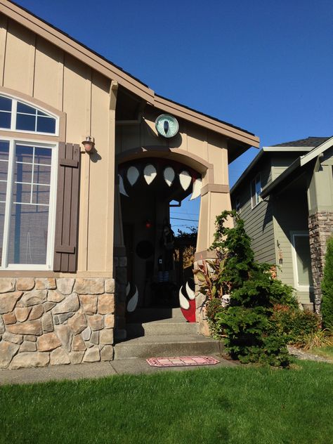 The Cacak's 2013 cyclops monster house porch display. Vancouver, Wa Monster Doors For Halloween, Cyclops Monster, Monster House Halloween Decoration, Halloween Monster Garage Door, Halloween Monster House Decorations, Diy Monster House Halloween Decorations, Halloween Garage Door, Halloween Garage, House Porch