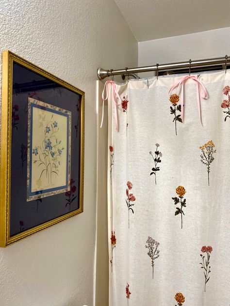 Aesthetic Shower Curtain Ideas, Girly Vintage Bathroom, Shower Curtain Bows, Shower Curtain With Bows, Cottage Core Bathroom Aesthetic, Bathroom Aesthetic Shower Curtain, Cottage Core Bathroom Decor, Cute Bathroom Ideas Aesthetic, Bathroom Vintage Decor