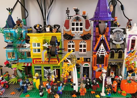 Lego Halloween Village, Lego Halloween Build, Halloween Lego Builds, Lego Halloween Moc, Lego Halloween Ideas, Halloween Lego Ideas, Lego Town Ideas, Halloween Legos, Lego Haunted House