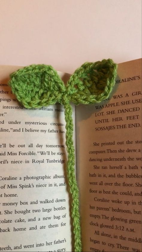 #bookmark #diy #crochet #books #crocheting #crochetprojects #selfmade #lastminute #giftideas #easy #leaf #leafbookmark #leaves #coraline #timburton Diy Bookmarks Crochet, Crochet Leaf Bookmark, Aesthetic Crochet Bookmark, Crochet Coraline, Coraline Diy, Selfmade Gifts, Crochet Bookmark, Easy Crochet Bookmarks, Bookmark Crochet