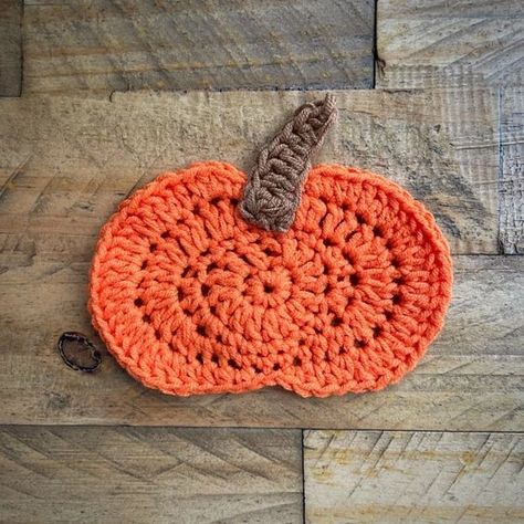 Crochet Pumpkin Coaster, Pumpkin Coasters, Crochet Mens Scarf, Crochet Appliqué, Coasters Crochet, Pumpkin Applique, Pumpkin Ornament, Fall Crochet Patterns, Halloween Crochet Patterns