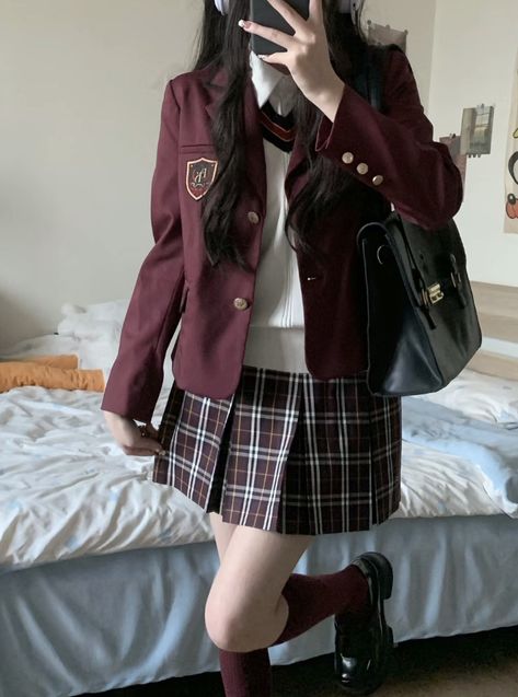 Maroon Uniform School, Aesthetic Private School Uniforms, Private School Uniforms Aesthetic Girl, Burgundy Uniform Outfit, Prep School Outfits Aesthetic, Preppy School Outfits Uniform, Red School Uniform Aesthetic, Sparrow Academy Uniform, Boarding School Uniforms Aesthetic