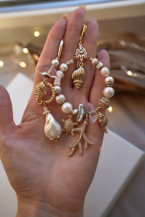 Credits to whoever owns this I just found it oretty Sea Inspired Accessories, Jewelry With Seashells, Dope Jewelry Accessories, Sea Jewelry, Handmade Jewel, Jewelry Accessories Ideas, Dope Jewelry, Jewelry Lookbook, Funky Jewelry