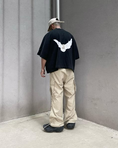 Boxy Tshirt Outfits, Balenciaga Defender, Boxy Tshirt, Minimal Streetwear, Goth Streetwear, Guy Fits, Concept Clothing, Shirt Design Inspiration, Street Fashion Men Streetwear