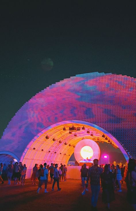 One of the Coachella art installations from 2022. Live dj was playing in the middle. Projected colored lights and patterns on the giant piece of art at nighttime. Outdoor Installation Design, Music Festival Installation, Coachella Art Installations, Coachella Stage Design, Music Festival Art Installation, Coachella Installations, Festival Activations, Festival Stage Design, Festival Installation