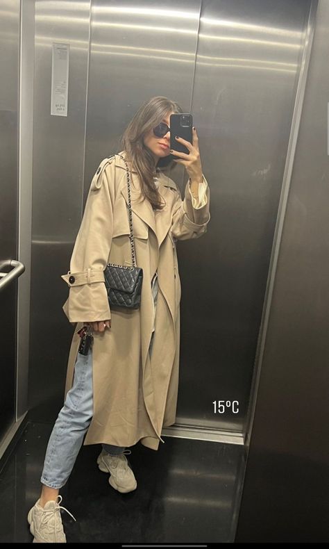 Beige Trench Coat Aesthetic, Ootd Trench Beige, Gabardine Outfit, Trench Coat Ideas, Comfy Aesthetic Outfits, Modest Streetwear Fashion, Trenchcoat Outfits, Summer Outfit Comfy, Winter Outfit Comfy