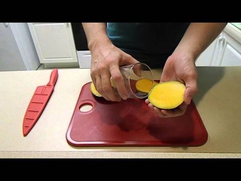 How to Peel a Mango in Under 10 Seconds. You use a drinking glass to peel the flesh off the skin. Excellent! Cooking For Dummies, Perfect Poached Eggs, Food Tool, Sorbet Recipes, Best Fruits, 10 Seconds, Daily Meals, Popular Recipes, Creative Food