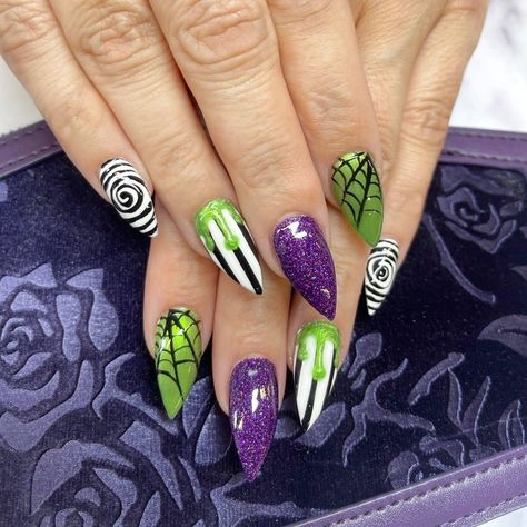 Bettle Juice Short Nail Ideas, Halloween Nail Designs Beetlejuice, Beetlejuice Gel Nails, Universal Nail Ideas, Michael Myers Nails Halloween, Halloween Nails Tim Burton, Funny Nails Design Hilarious, Beatle Juice Nails Acrylic, Easy Beetlejuice Nails