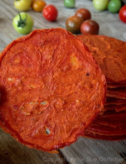 Tomato Chips, Dehydrated Tomatoes, Raw Crackers, Vegan Chips, Chip Recipes, Sliced Tomatoes, Cashew Sauce, Dehydrated Vegetables, Goat Cheese Recipes