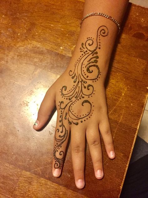 Swirly Henna Designs, Practice Henna, Cool Henna, Henna Styles, Cool Henna Designs, Small Henna Tattoos, Cute Henna Designs, Cute Henna Tattoos, Henna Style Tattoos