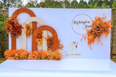 Traditional Backdrop, Traditional Wedding Backdrop, 2024 Backdrop, Orange Backdrop Ideas, Ruracio Decor Ideas, Orange Backdrop, Backdrop Decorations For Haldi, Indian Engagement Decorations Backdrops, Traditional Backdrop Decoration