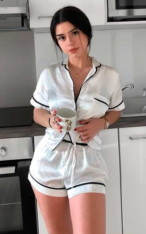 Look pijama: 13 combinações para usar em casa - Guita Moda. Conjunto de cetim branco, pijama de cetim branco com detalhes preto Modele Fitness, Pajama Fashion, Sleepwear Fashion, Cute Sleepwear, Smink Inspiration, Lingerie Outfits, Women Nightwear, Pretty Lingerie, Lingerie Fashion