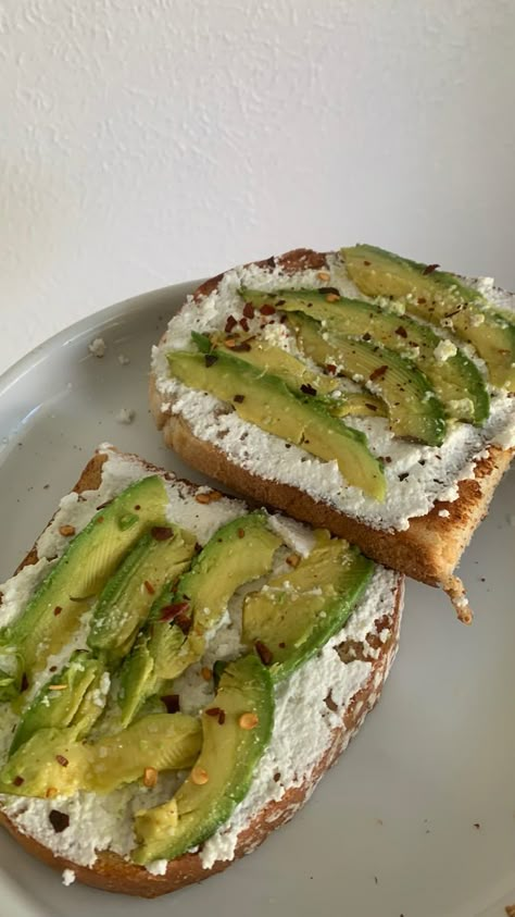 Avocado toast queso fresco panela idea de cenas saludables desayuno saludable snack Heatly Breakfast Ideas, Ideas Desayunos Saludables, Cena Fit, Healthy Munchies, Avo Toast, Fruit Lunch, Healthy Lifestyle Food, Seasonal Recipes, Beauty Standards