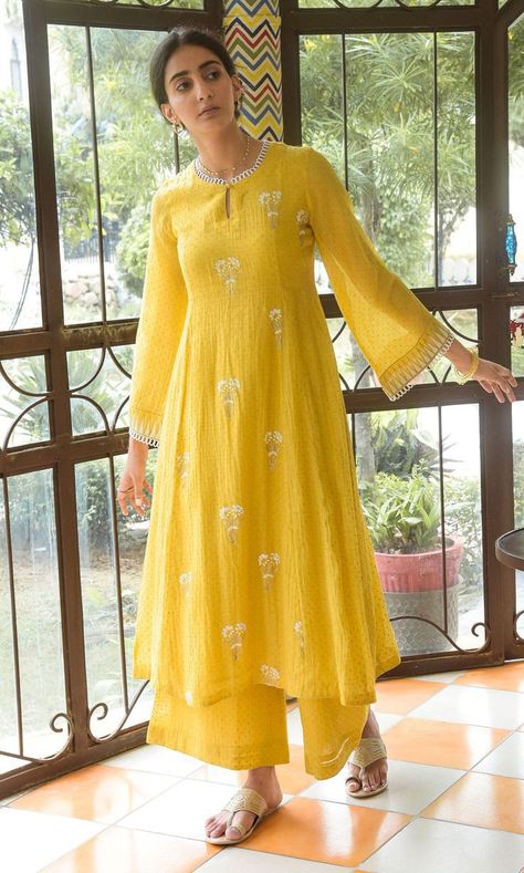 Side Kali Kurta Pattern, Chanderi Anarkali Suits, Kali Suits Anarkali, Kali Pattern Kurti, Chiffon Kurta Designs Women, Kali Kurti Designs Latest, Printed Chanderi Suits Design, Chanderi Kurti Designs Latest, Kali Suits Design