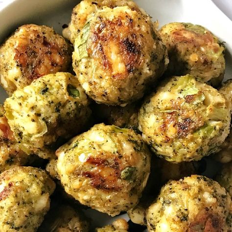 Baked Broccoli Bites, a deliciously healthy meal that is perfect for toddlers and older kids alike. Whether you make them for a picnic, kids' school lunch box, or simply a healthy snack in between meals, my fantastic cheesy broccoli bites are sure to please the whole family. Cheesy Broccoli Bites, Tartiflette Recipe, Baked Broccoli, Broccoli Bites, Healthy School Snacks, Cheesy Broccoli, Vegetarian Appetizers, School Lunch Box, Low Calorie Snacks