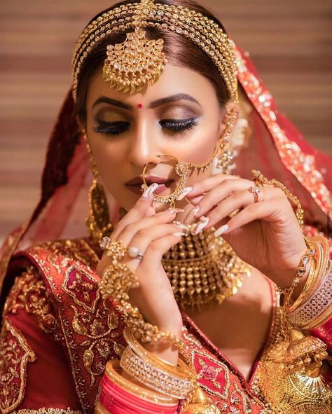 Image may contain: one or more people and closeup Bridalmakeup Brides, Bridal Matha Patti, Matha Patti, Indian Bridal Photos, Bridal Photoshoot, Indian Bridal Outfits, Indian Bridal Makeup, Bridal Jewellery Indian, Bridal Shoot