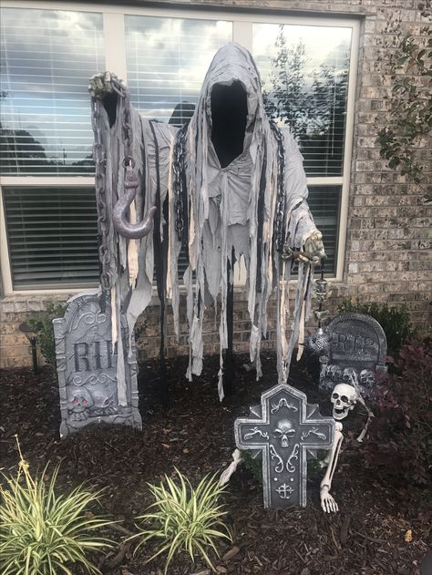 Ooo! I need one! Halloween Pallet Ideas Scary, Halloween Decorations Outdoor Graveyard Decorating Ideas, Halloween Decorations Cemetery, Scary Halloween Lawn Decorations, Diy Outdoor Halloween Graveyard, Scary Cemetery Halloween Decorations, Creepy Halloween Yard Decorations, Diy Halloween Graveyard Ideas, Halloween Decor Graveyard