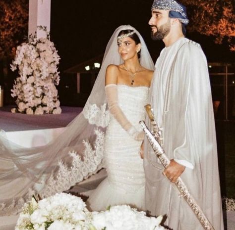 Arab Wedding Dress, Classy Weddings, Arabian Wedding, Egyptian Dress, Bride Dress Simple, Arab Wedding, Classy Wedding Dress, Dream Wedding Ideas Dresses, Classy Wedding