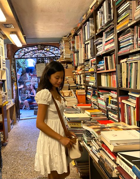 Book Fair Outfit, Book Store Outfit Aesthetic, Book Store Photoshoot Aesthetic, Book Fair Aesthetic, Book Store Photoshoot, Aesthetic Jazz, Bookworm Aesthetic, Fair Photography, Book Hangover