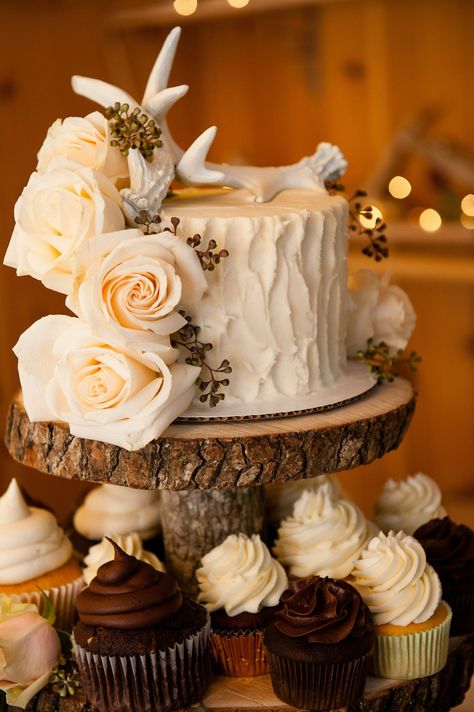 Western Wedding Cakes, Buffet Dessert, Antler Wedding, Country Wedding Cakes, Cake And Cupcakes, Wedding Cake Rustic, Rustic Wedding Cake, Wedding Cakes With Cupcakes, Tiered Wedding Cake