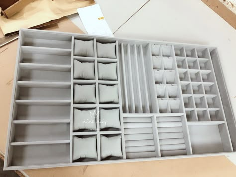 Jewelry Organizer Drawer, Desain Pantry, Jewelry Trays, Makeup Drawer Organization, Closet Renovation, Drawer Inserts, Jewelry Drawer, Closet Decor, Jewelry Displays