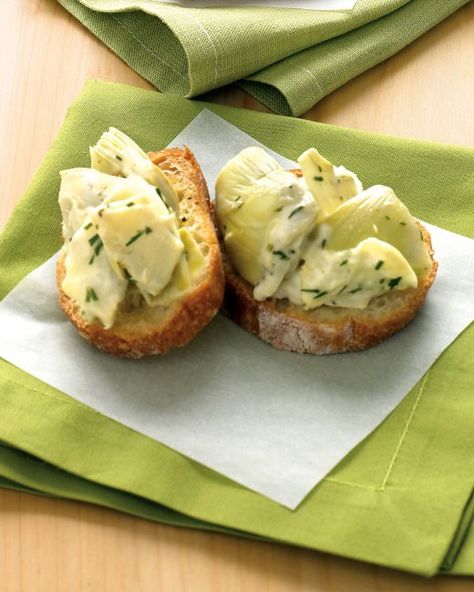 Artichoke-Dill Crostini How To Make Crostini, Toast Aperitif, Crostini Recipes, Artichoke Dip, Holiday Appetizers, Christmas Appetizers, Appetizer Dips, Small Bites, Artichoke