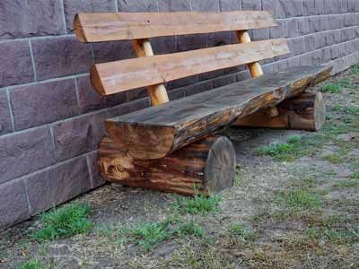 A rustic log bench with a back Boom Bank, Log Benches, Rustic Garden Furniture, Log Bench, Rustic Outdoor Furniture, Wood Bench Outdoor, Cedar Furniture, Carved Bench, Rustic Log Furniture