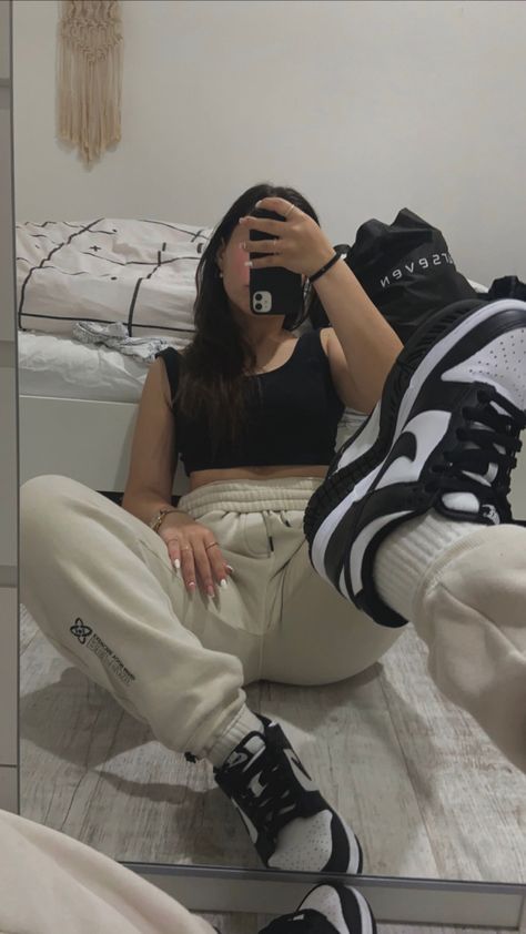 Dunk panda look / outfit High Dunk Panda Outfit, Panda Dunks Women Outfit, Panda Jordan 1s Outfit, Jordan Pandas Outfits, Panda Jordan 1s Low, Panda High Dunks Outfit Women, Black White Dunk Low Outfit, Jordan Panda Outfit Women, Panda Jordans Outfit