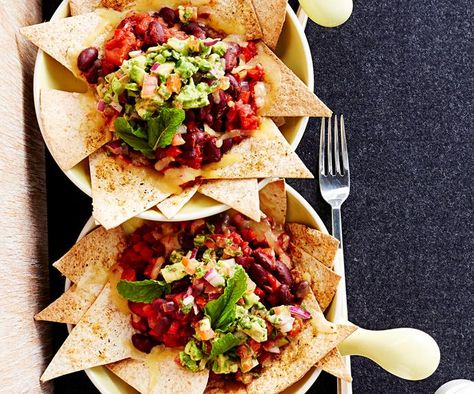 These individual vegetarian nacho bowls are easy to make and everyone gets their fair share. No more fighting over the last corn chip! Best Nacho Recipe, Veal Schnitzel, Corn Chip, Beef Lasagne, Vegetarian Nachos, Easy Nachos, Burger And Chips, Lasagne Recipes, Nachos Recipe