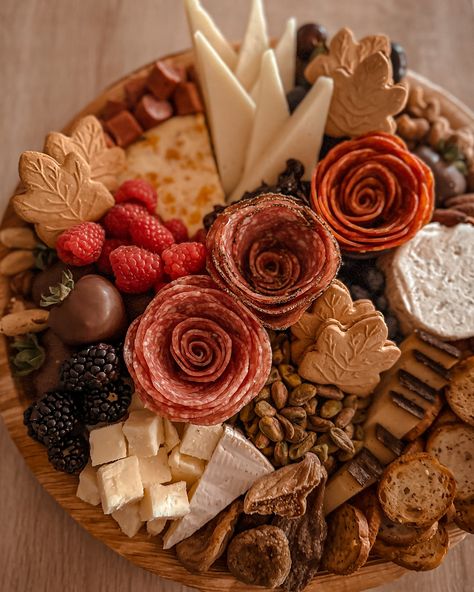 🍁#pumpkinspice #maplecream #fallcuterie #fall #autumn #charcuterie #charcuterieboard #grazing Fall Charcuterie Board Aesthetic, Thanksgiving Sweets Charcuterie Board, November Charcuterie Board, Charcuterie Board Fall Theme, Friendsgiving Spread, Fall Themed Charcuterie Board, Autumn Charcuterie Board, Autumn Charcuterie, Charcuterie Board Thanksgiving