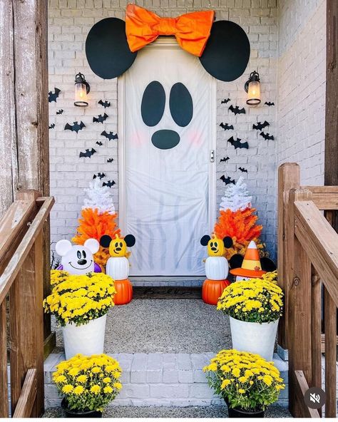 Halloween Porches, Porta Halloween, Buffet Halloween, Décoration Table Halloween, Disney Halloween Decorations, Mickey Mouse Decorations, Table Halloween, Casa Halloween, Halloween Classroom