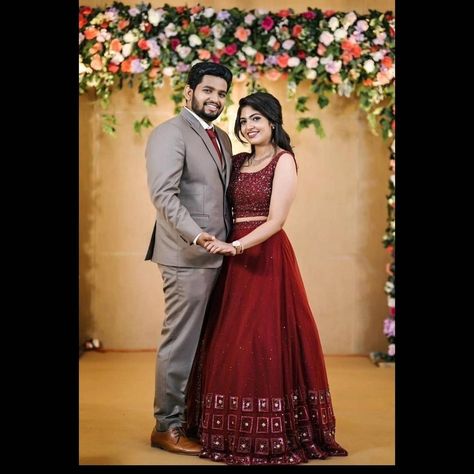 Maroon Wedding Dress, Saree Combination, Engagement Portraits Poses, Groom Cartoon, Wedding Matching Outfits, Wedding Cards Images, Bride And Groom Cartoon, Portraits Poses, Reception Outfits