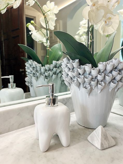 Fall Dental Office Decor Ideas, Dental Hygiene Operatory Decor, Dental Office Bathroom, Dentistry Office Design, Dental Office Decor Ideas, Modern Dental Office Design, Dental Boutique, Dental Office Marketing, Office Bathroom Decor