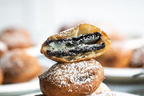 Easy-to-Make Deep Fried Oreos Easy Fried Oreos Recipe, Homemade Fried Oreos, Deep Fry Oreos Recipe, How To Deep Fry Oreos, Deep Fried Oreos Without Pancake Batter, Deep Fryer Recipes, Cream Puff Cakes, Deep Fried Oreos, Fried Cheese Curds