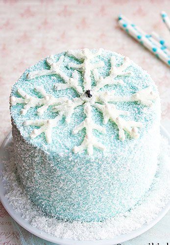 Torte Frozen, White Chocolate Snowflakes, Jul Kaka, Winter Wonderland Cake, Bolo Frozen, Christmas Themed Cake, Cakes To Make, Snowflake Cake, Tree Box