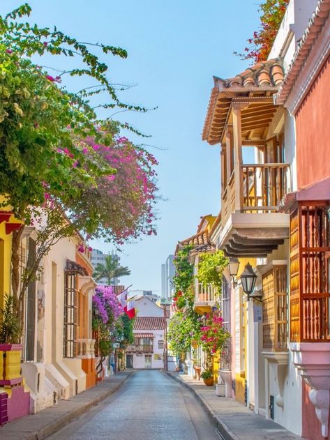 Colombia Architecture, Colombia Aesthetic, Turkish Architecture, Latin Culture, Beautiful Streets, Outdoor Restaurant, Beautiful Villages, City Aesthetic, Nature Travel