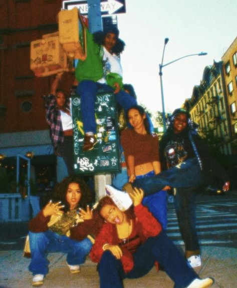 Black Old School Aesthetic, Nyc Friend Group, Y2k Friend Group, Black Friend Group, Y2k Friends, Friend Group Pictures, Best Friends Aesthetic, Cute Friend Pictures, Friend Group