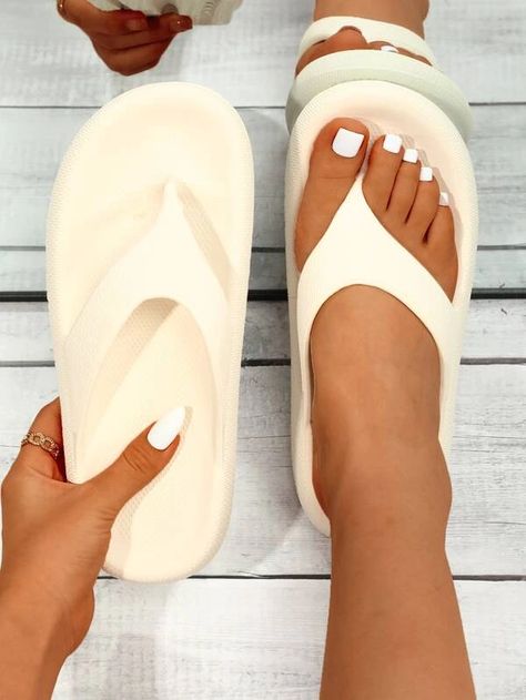 Tongs minimaliste | Mode en ligne | SHEIN FRANCE Tongs, Kim Kardashian, Slip On Sandal, Flip Flops, Slippers, Women Shoes, France, Sandals, Sneakers