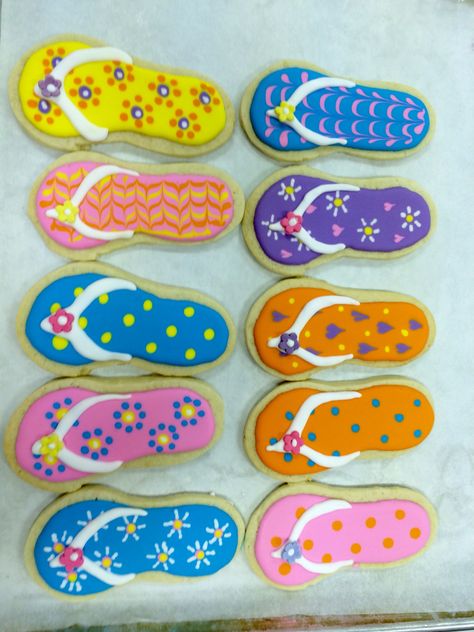 Flip flop cookies  Royal icing. Done for Celebrating Life Cakes St Louis MO @celebratinglifecakes Hawaiian Cookies, Flip Flop Cookie, Chocolate Chip Shortbread, Summer Sugar Cookies, Cookies Royal Icing, Beach Cookies, Tropical Food, Sugar Cookie Royal Icing, Iced Sugar Cookies