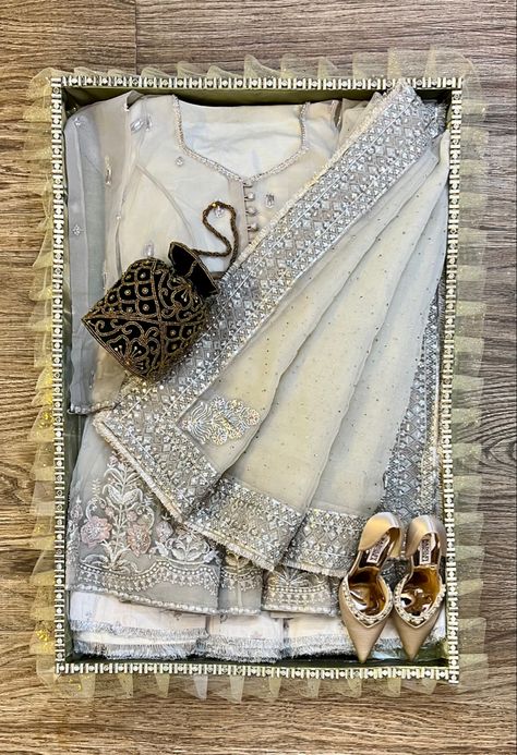 Wedding lehenga dala Dala For Bride, Wedding Dala Exchange, Dress Trousseau Packing, Shagun Decoration Wedding Ideas, Wedding Dress Gift Packing Ideas, Dulhan Clothes Packing, Dress Wrapping Ideas For Gift, Dala Ideas Wedding, Bangladeshi Wedding Decoration