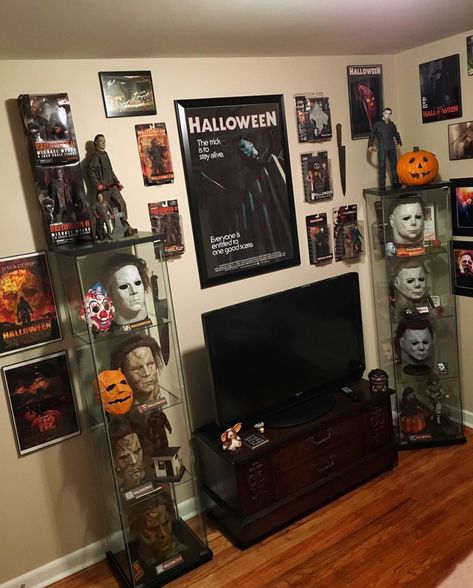 Horror Bedroom Ideas, Horror Room Ideas, Horror Bedroom, Retro Room Ideas, Horror Home Decor, Horror Room, Georgia House, Collection Room, Halloween Bedroom Decor