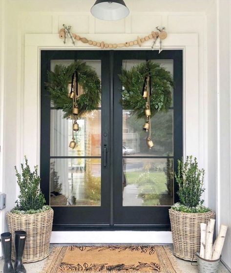 Beautiful Christmas decorations on the front porch - eye for pretty #christmasdecor #christmasideas #porchideas #porchdecor #christmasporch Christmas Mantles, Veranda Design, Cedar Wreath, Cat Enclosures, Porch Design Ideas, Front Porch Makeover, Building A Porch, Porch Makeover, Farmhouse Porch